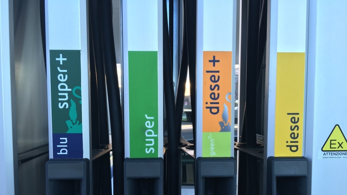 Carburanti, salgono i prezzi per l’aggiunta della componente «bio»: 2 centesimi in più al litro. Che cosa sono i biocarburanti?