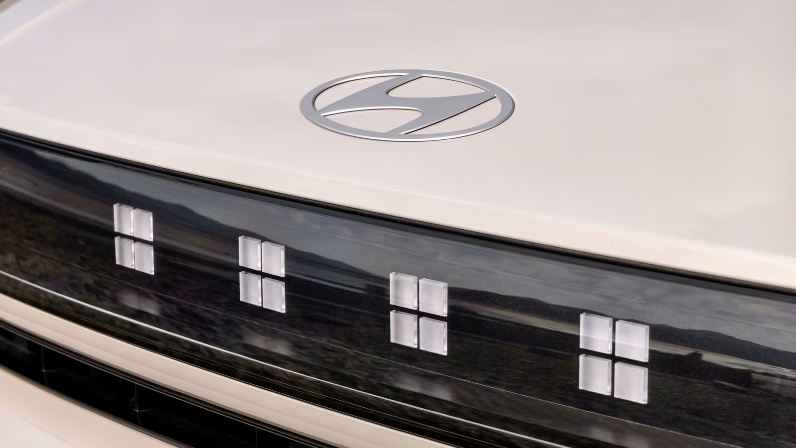 Dalla vernice camaleonte di Porsche alla Mercedes che si accende con l’impronta digitale: le tecnologie più curiose