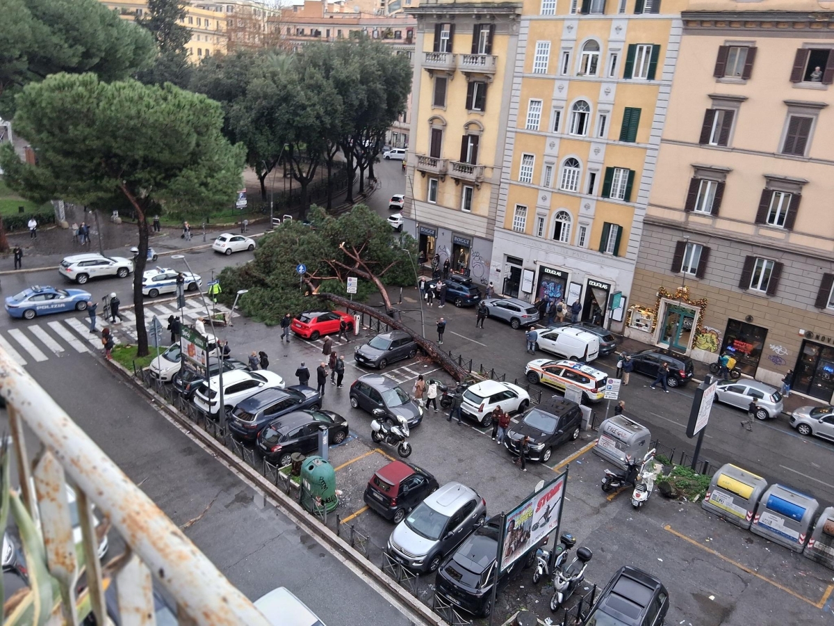 Maltempo, due 20enni intrappolate nel seminterrato allagato a Trigoria. Nei primi giorni di gennaio caduta a Roma la pioggia di un mese: chiuse le banchine del Tevere