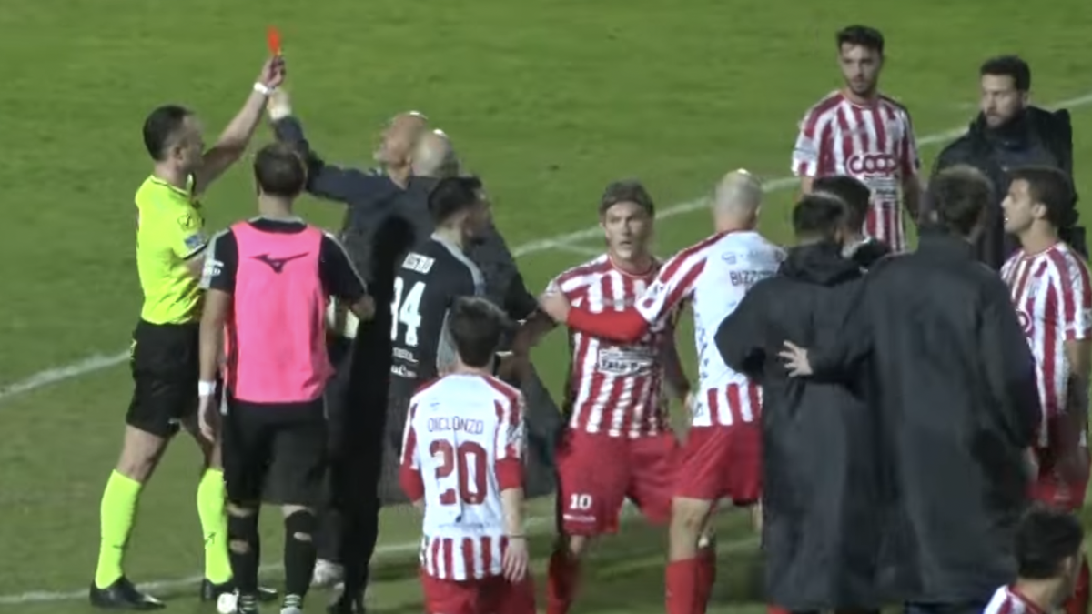 Serie D, Il folle gesto dell'allenatore della Virtus Francavilla contro l'arbitro
