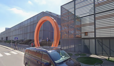 Milano, quindicenne difende un amico da una rapina al Bicocca Village e viene accoltellato: sfregiato al viso