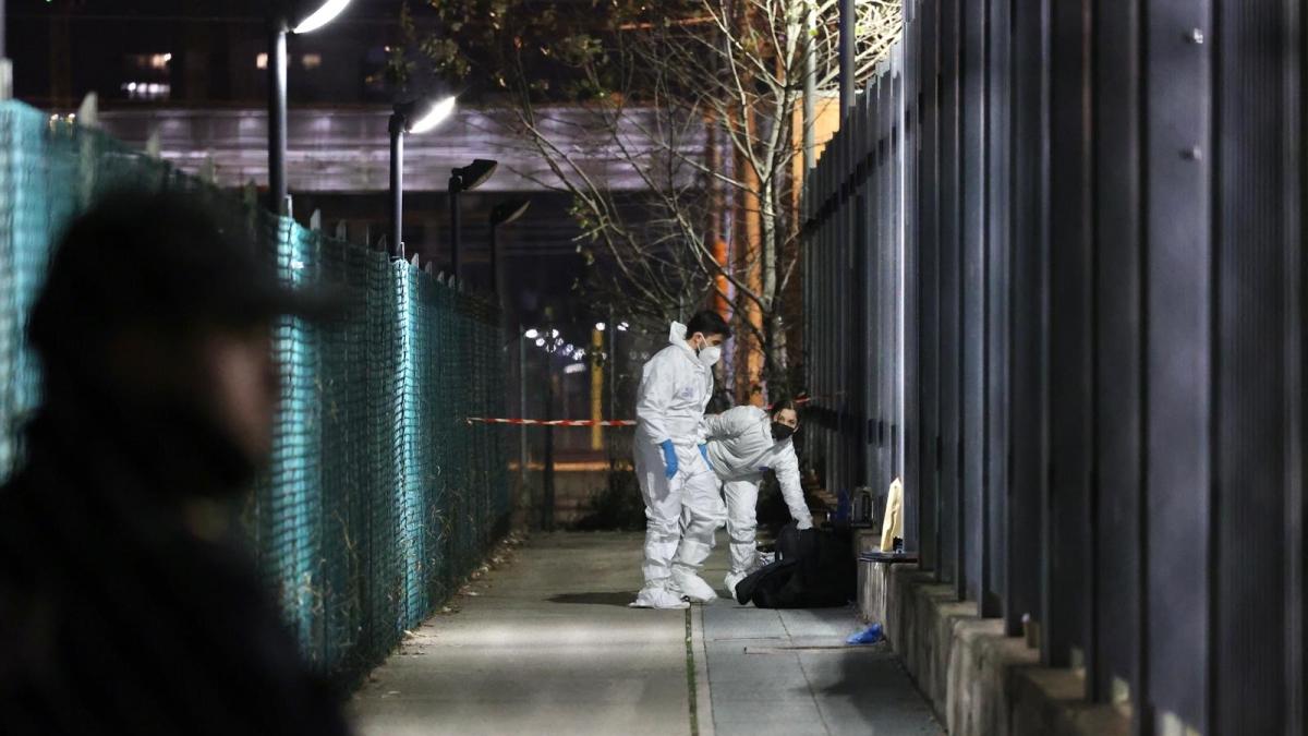 Capotreno ucciso alla stazione di Bologna: «È stato accoltellato all'addome, l'assassino è scappato»