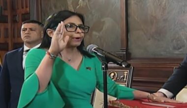 Venezuela, l'ex vice di Maduro Delcy Rodríguez giura «con rammarico». I militari pattugliano le strade: «L'incertezza è totale»