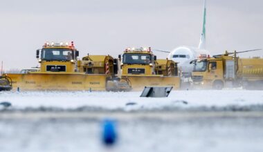 Schiphol, l’aeroporto di Amsterdam bloccato dalla neve: 800 voli cancellati in due giorni