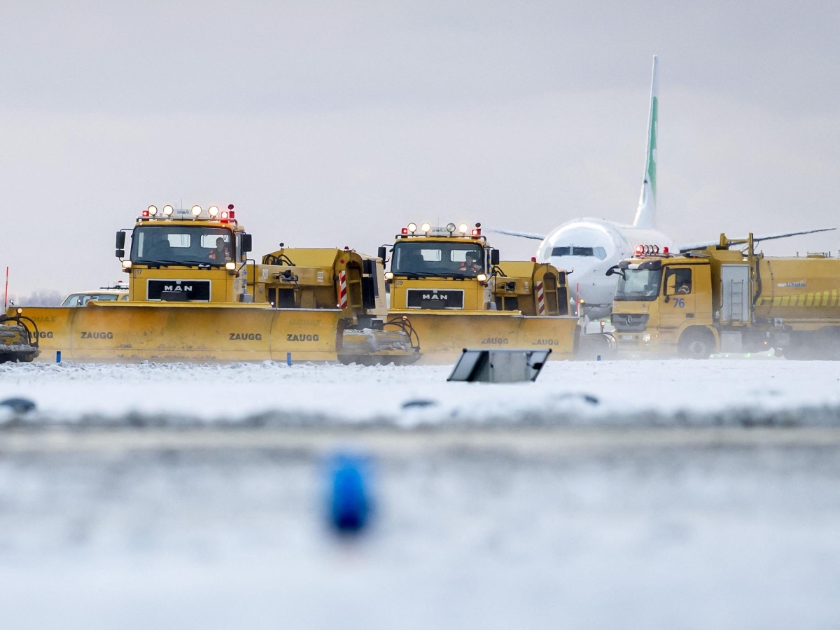 Schiphol, l’aeroporto di Amsterdam bloccato dalla neve: 800 voli cancellati in due giorni