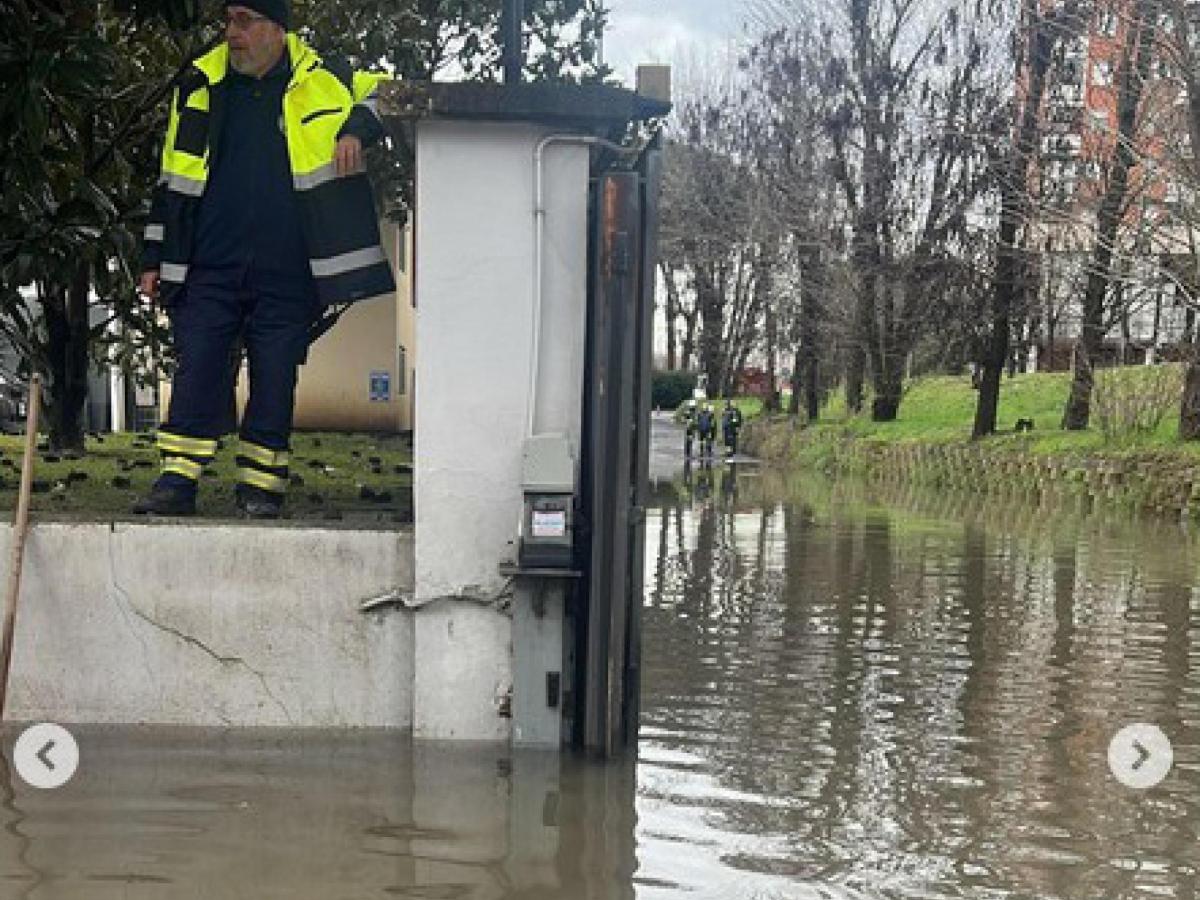 Pioggia a Roma, allerta rossa per l'Aniene: il fiume esondato in più punti, famiglie evacuate, chiusa la Tiburtina. Ciacciarelli (Regione): «Restate a casa». Le zone a rischio, le precauzioni