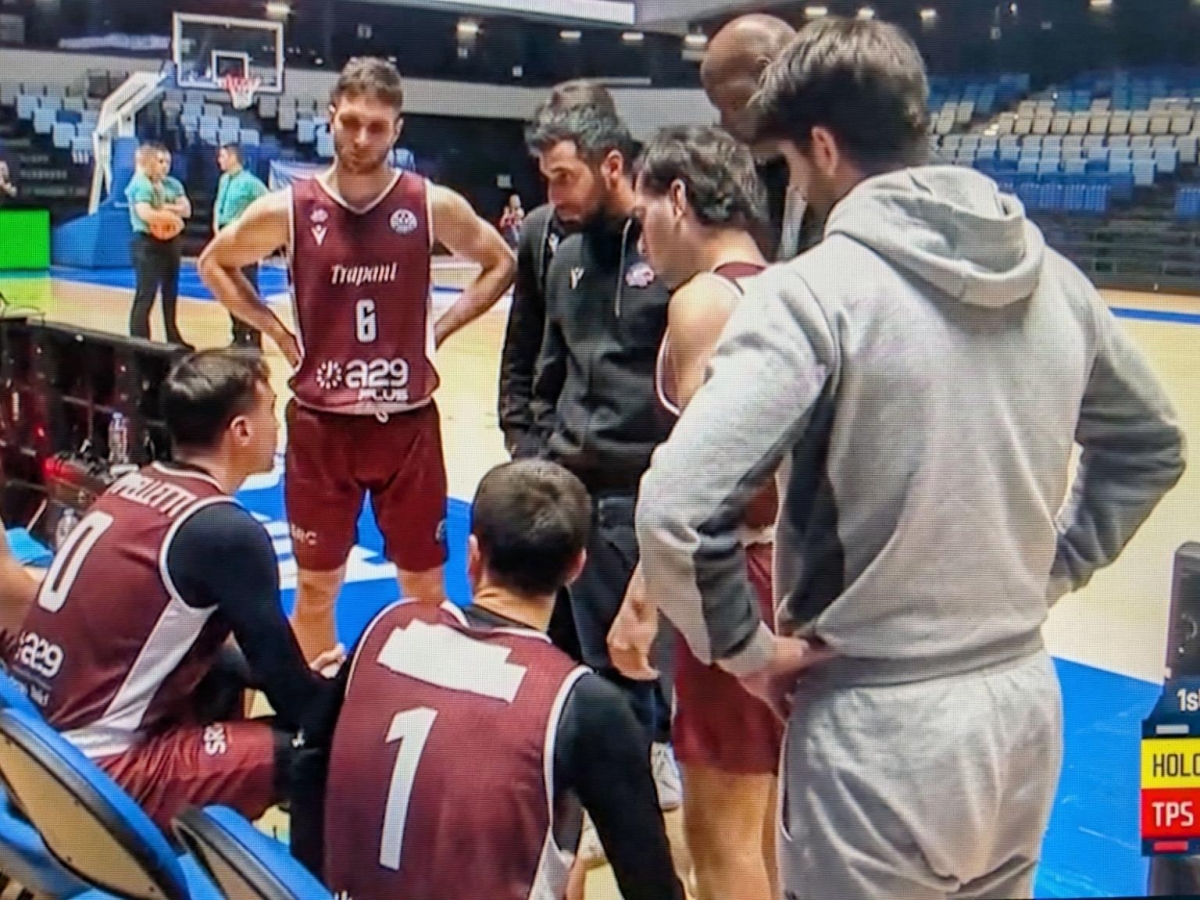 Trapani Shark, partita farsa in Champions League contro l'Hapoel Holon: resta un solo giocatore in campo, il match termina dopo 7 minuti