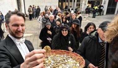 Fenice, la spilletta anti-Venezi diventa virale: oltre tremila richieste per averne una