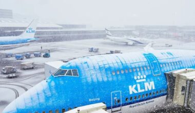 Neve, 800 voli cancellati ad Amsterdam, treni bloccati e strade intasate attorno a Parigi