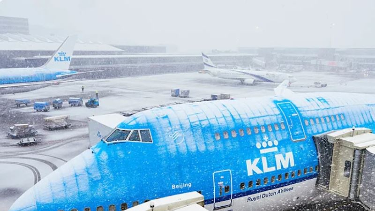 Neve, 800 voli cancellati ad Amsterdam, treni bloccati e strade intasate attorno a Parigi