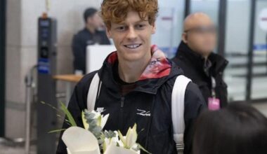 Musetti vince all'esordio a Hong Kong contro Etcheverry. Sinner accolto da star in Corea