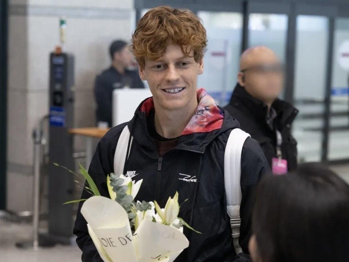 Musetti vince all'esordio a Hong Kong contro Etcheverry. Sinner accolto da star in Corea