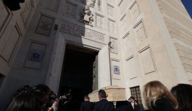 Riccardo Minghetti, i funerali della vittima di Crans-Montana: la diretta | Arriva il feretro nella chiesa stracolma. Tra la folla i ministri Schillaci e Abodi