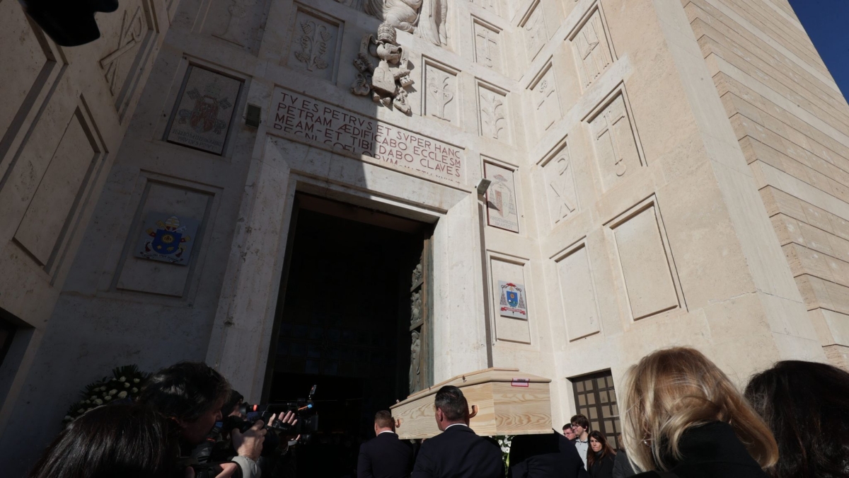 Riccardo Minghetti, i funerali della vittima di Crans-Montana: la diretta | Arriva il feretro nella chiesa stracolma. Tra la folla i ministri Schillaci e Abodi