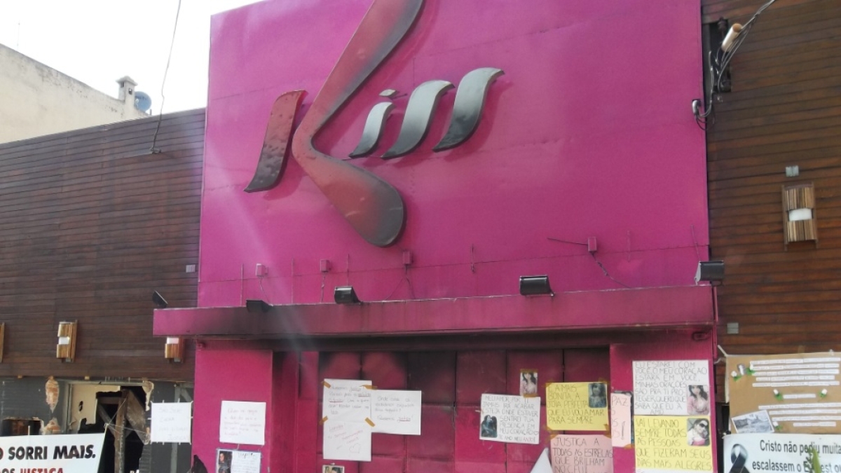 Quell'incendio nella discoteca Kiss, in Brasile, che ricorda Crans-Montana: i fuochi d'artificio, le 242 vittime e le condanne lievi