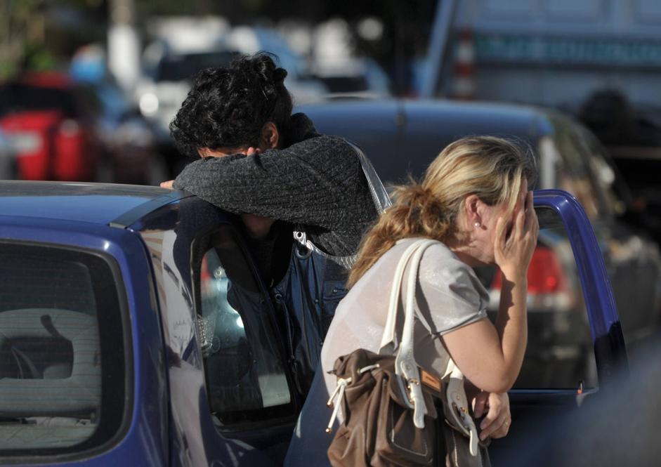 L'incendio alla discoteca Kiss in Brasile che ricorda Crans-Montana: la schiuma acustica, i fuochi pirotecnici, l'assenza di estintori e le 242 vittime