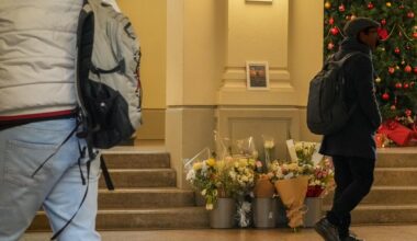 Gli psicologi nelle scuole dei ragazzi della strage di Crans Montana, tra i banchi silenzi e pianti nascosti. «Questo è un lutto collettivo»