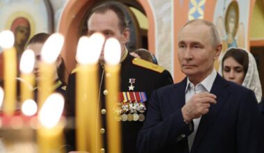 Putin presenzia alla messa per il Natale ortodosso in una base di intelligence militare: il mistero della chiesa