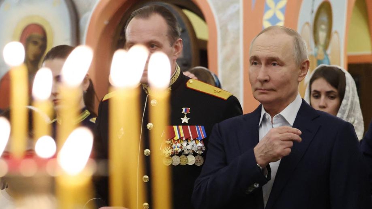 Putin presenzia alla messa per il Natale ortodosso in una base di intelligence militare: il mistero della chiesa