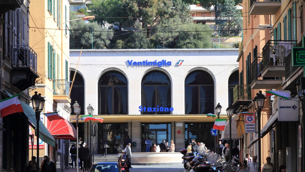 Ventimiglia, donna 44enne si lancia dal balcone per sfuggire alle coltellate del marito: grave in ospedale