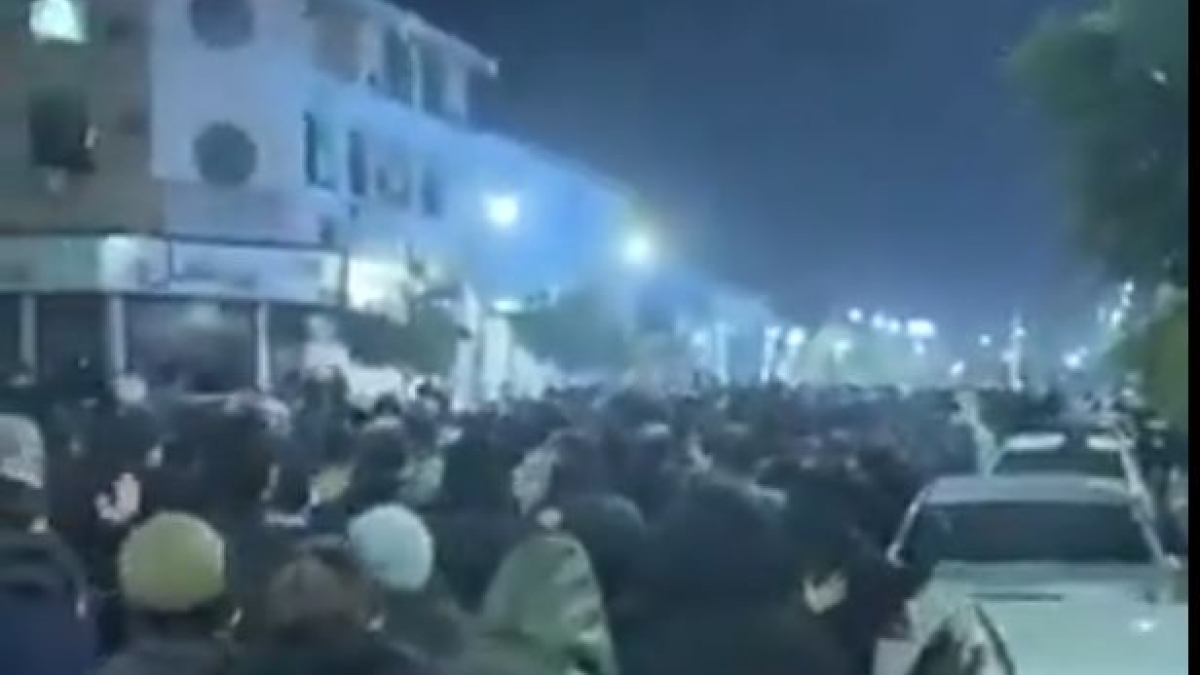 Iran, dilaga la protesta: blackout di Internet in tutto il Paese. E Trump torna a minacciare: «Non toccate i manifestanti»