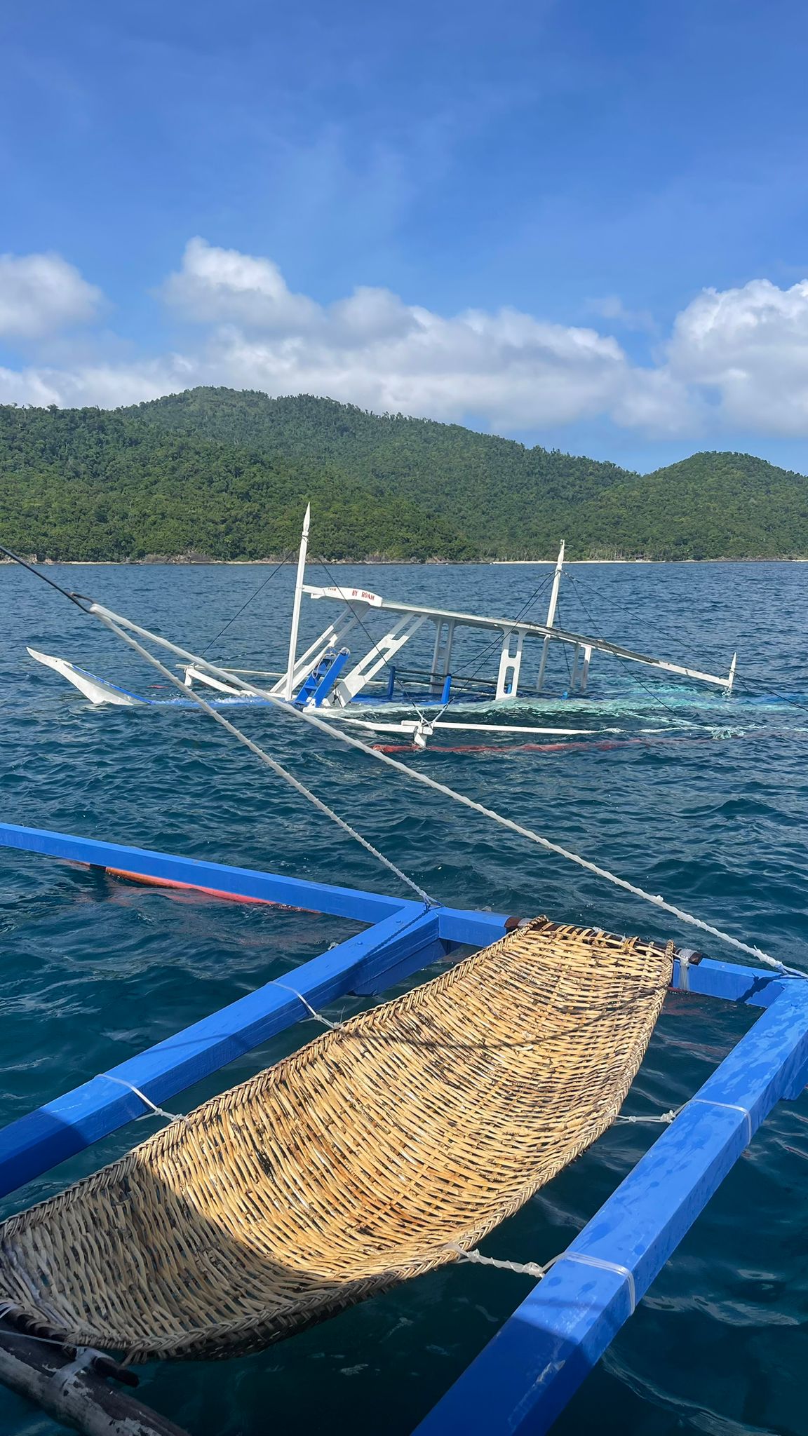 Filippine, disastro sfiorato per 9 turiste italiane. La barca affonda, si salvano legandosi fra loro: «45 minuti tra le onde, il capitano non aveva dispositivi di sicurezza»