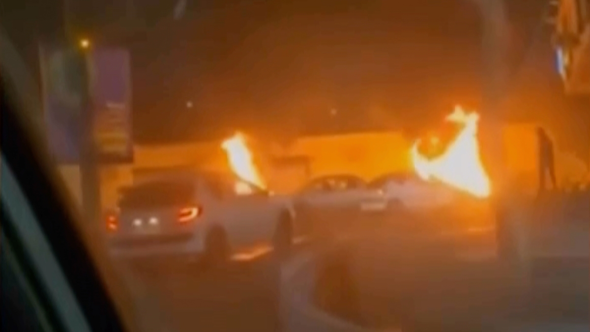 Buio sull'Iran, blackout di internet e telefoni dopo le proteste-fiume. Scontri e arresti, Khamenei: «Trump si occupi dei suoi problemi»