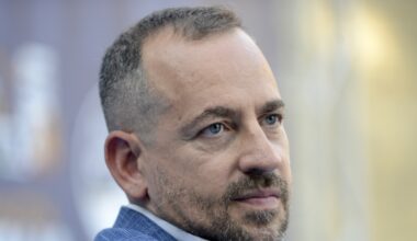 No, non è il collega di Fantozzi. Filini (Francesco) ha in mano la propaganda dei Fratelli d’Italia