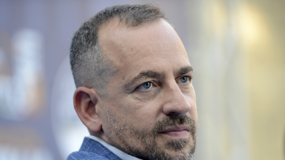 No, non è il collega di Fantozzi. Filini (Francesco) ha in mano la propaganda dei Fratelli d’Italia