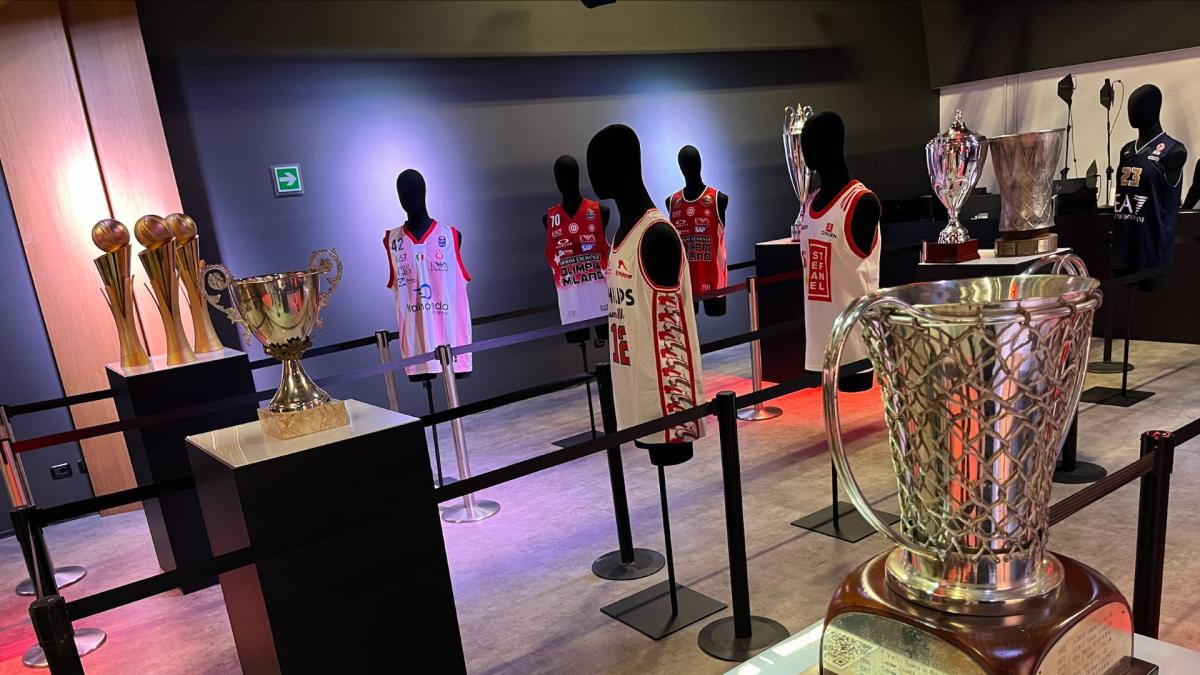"90 anni di storie e passione": inaugurata la mostra dell'Olimpia con Datome e Meneghin