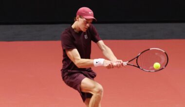 Sinner-Alcaraz a Seul in amichevole, il risultato 5-7; 6-7: tanti momenti di show nel match vinto da Carlos. Un ragazzino al posto di Jannik per un punto