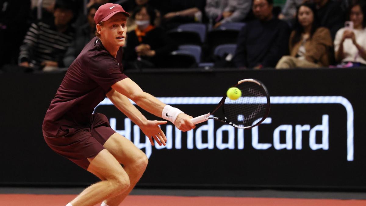 Alcaraz batte Sinner nell'esibizione di Seul: 7-5 7-6