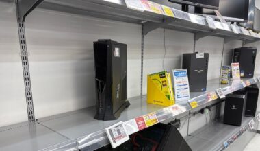 La foto della resa dell'hardware, "mangiato" dalla Ai: i negozi di Akihabara (Tokyo) con gli scaffali dei pc vuoti