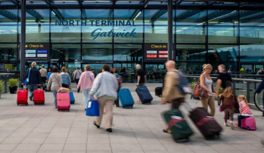 La «tassa» sugli abbracci prima del volo: negli aeroporti inglesi si pagano fino a 10 sterline per salutare i cari