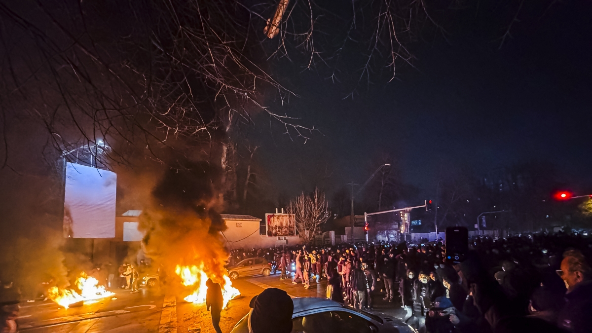 Iran, le milizie negli ospedali. «Pile di corpi nei sacchi neri»
