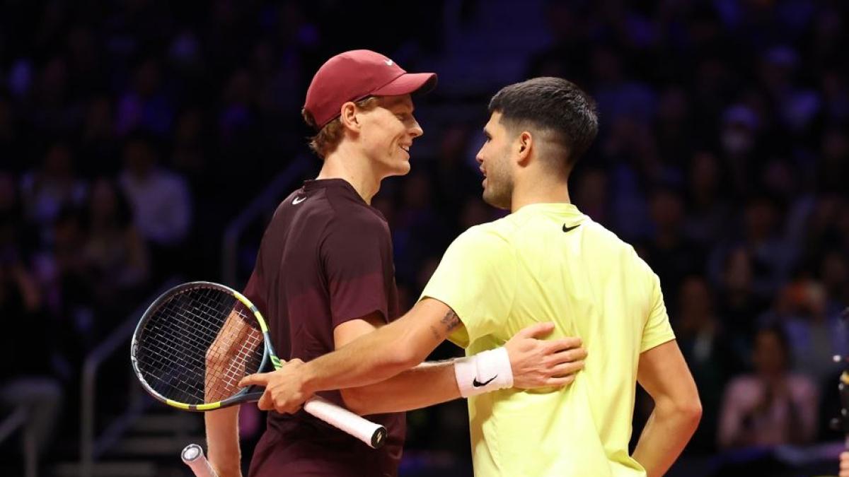 Sinner-Alcaraz, troppo show a Seul per capire come stanno: ora testa agli Australian Open, al via domenica. Oggi i primi allenamenti a Melbourne