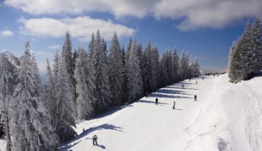 Viaggio a Bukovel, dove gli ucraini tornano a sciare: ma «è un pretesto. L’importante è che si può dormire e sedere al ristorante senza il terrore delle sirene»