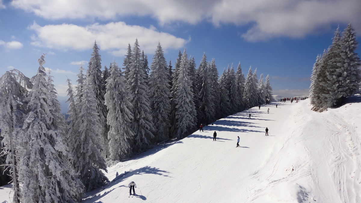 Viaggio a Bukovel, dove gli ucraini tornano a sciare: ma «è un pretesto. L’importante è che si può dormire e sedere al ristorante senza il terrore delle sirene»