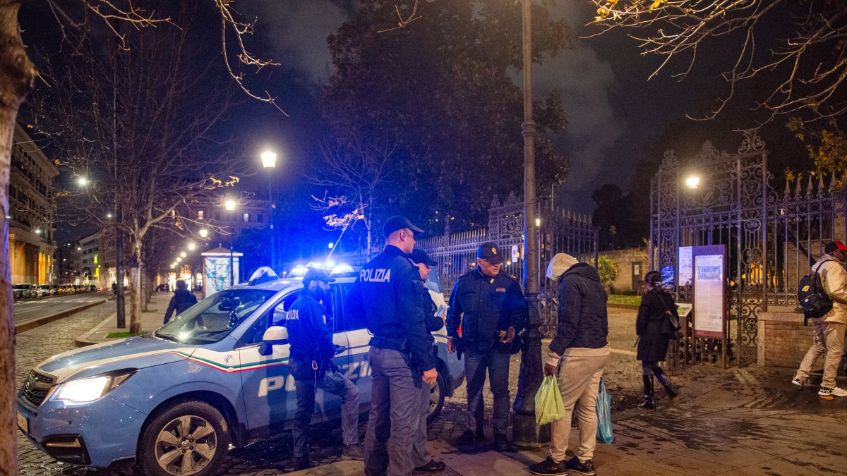 Roma, doppia aggressione alla stazione Termini. Un 57enne grave dopo un pestaggio, un rider ferito un'ora dopo