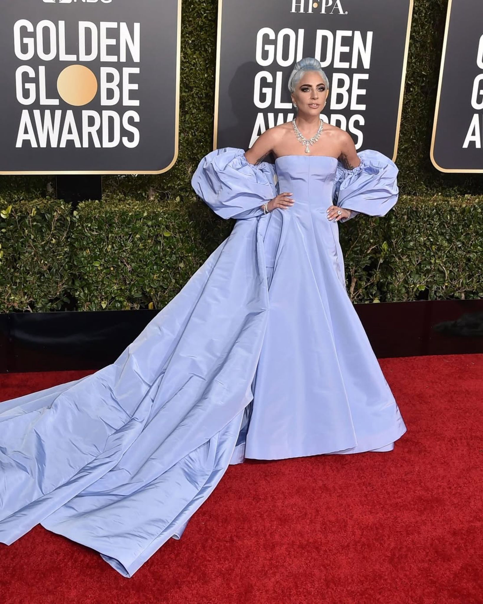 Golden Globe, i look migliori di sempre: dal tailleur di Julia Roberts allo strascico azzurro di Lady Gaga