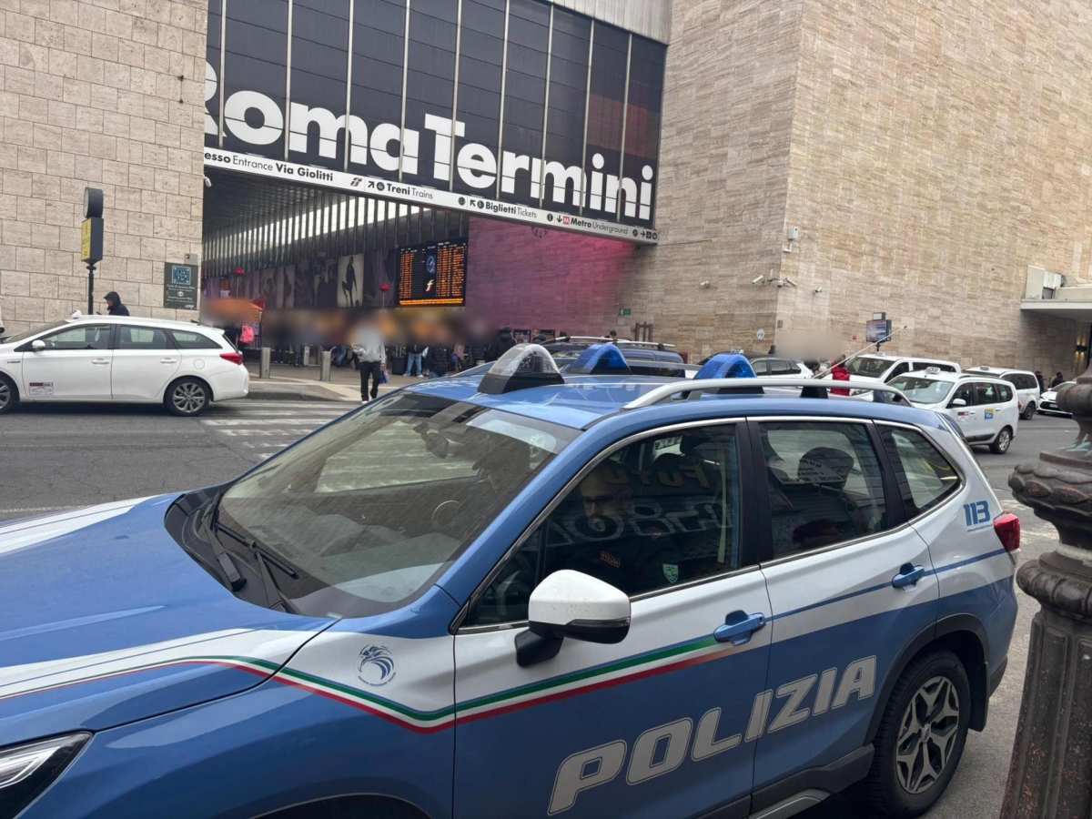 Funzionario del ministero aggredito a Roma Termini, i fermati salgono a quattro. Il 57enne ancora grave in ospedale. La visita del ministro Urso