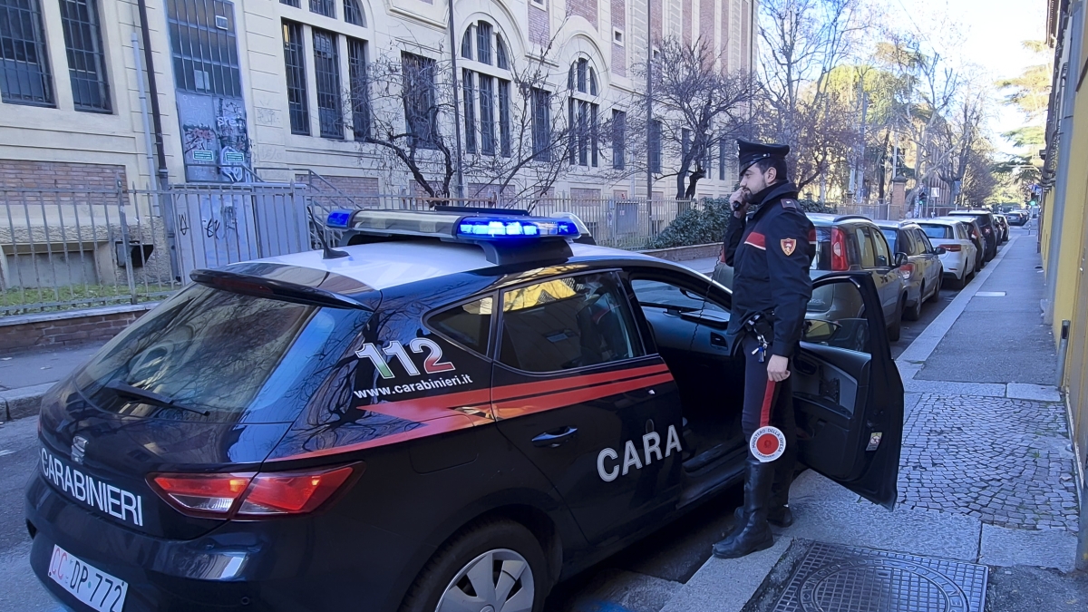 Bologna, ventenne ferito a colpi di machete in zona universitaria: è in rianimazione