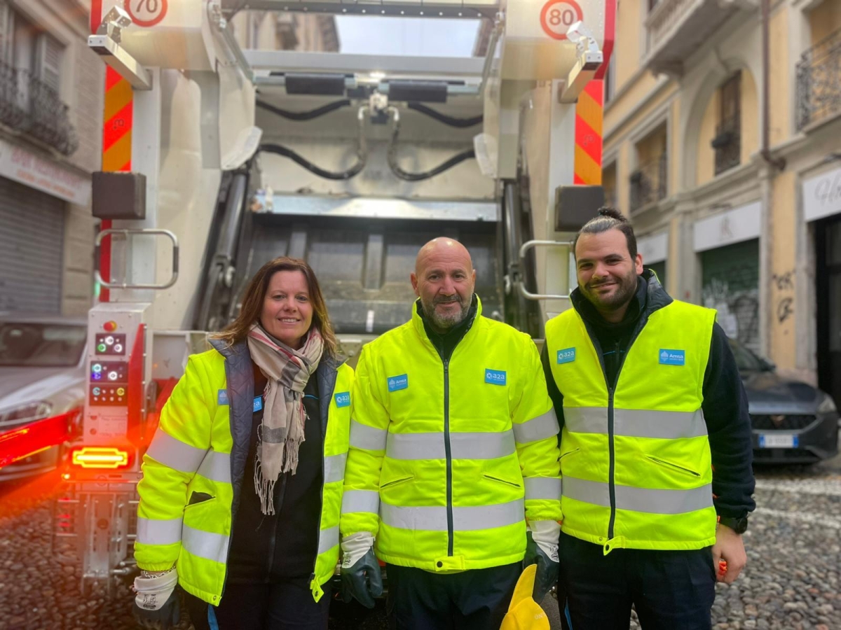 Notte su un compattatore dell'Amsa: «Noi spazzini facciamo funzionare Milano. Nei cassonetti c'è il mondo, anche frigoriferi e pistole»