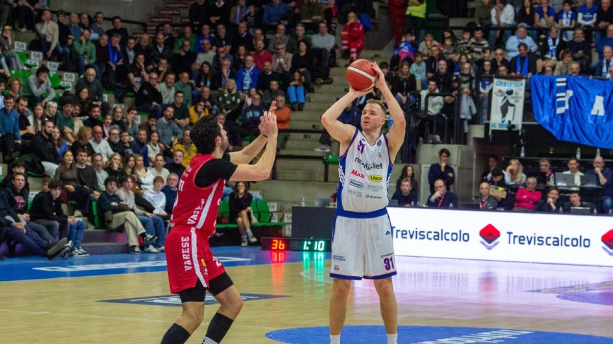 A Varese non bastano i 34 punti di Stewart, finale thriller: alla fine vince Treviso