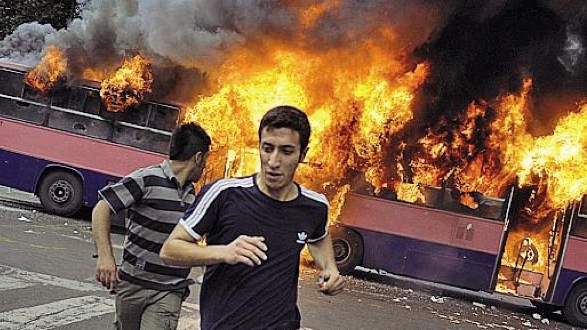 Le opzioni Usa-Israele per l'Iran, raid o guerra ibrida. Teheran minaccia: «Noi risponderemo»