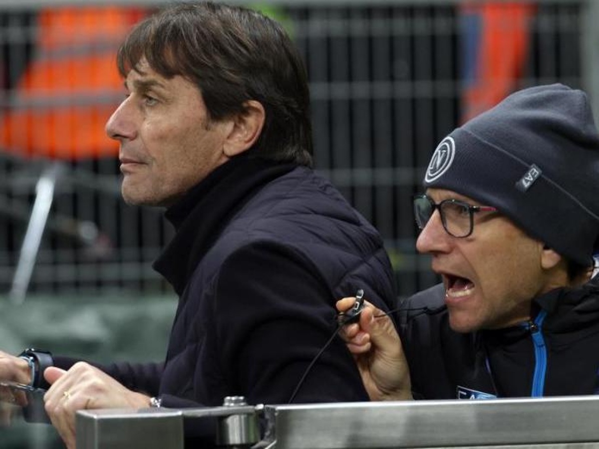 Antonio Conte aggrappato alla balaustra col fratello dopo l'espulsione in Inter-Napoli: urla, indicazioni e poi il silenzio