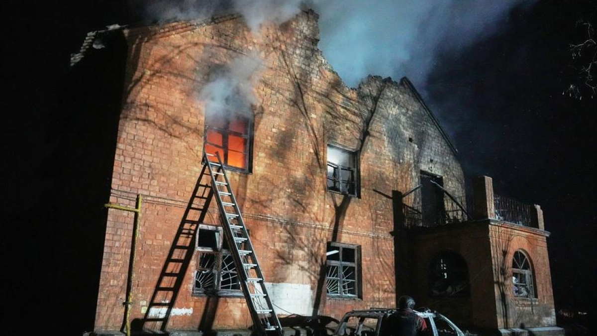 Ucraina - Russia, le notizie sulla guerra in diretta | Kiev è di nuovo sotto attacco: allarme antiaereo e esplosioni nella notte