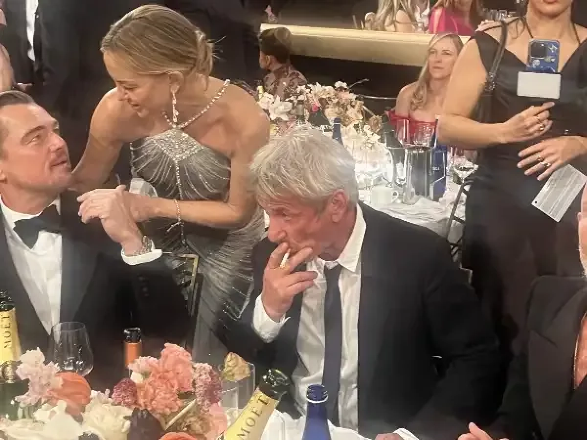 Sean Penn si accende una sigaretta durante i Golden Globe. E la foto diventa virale