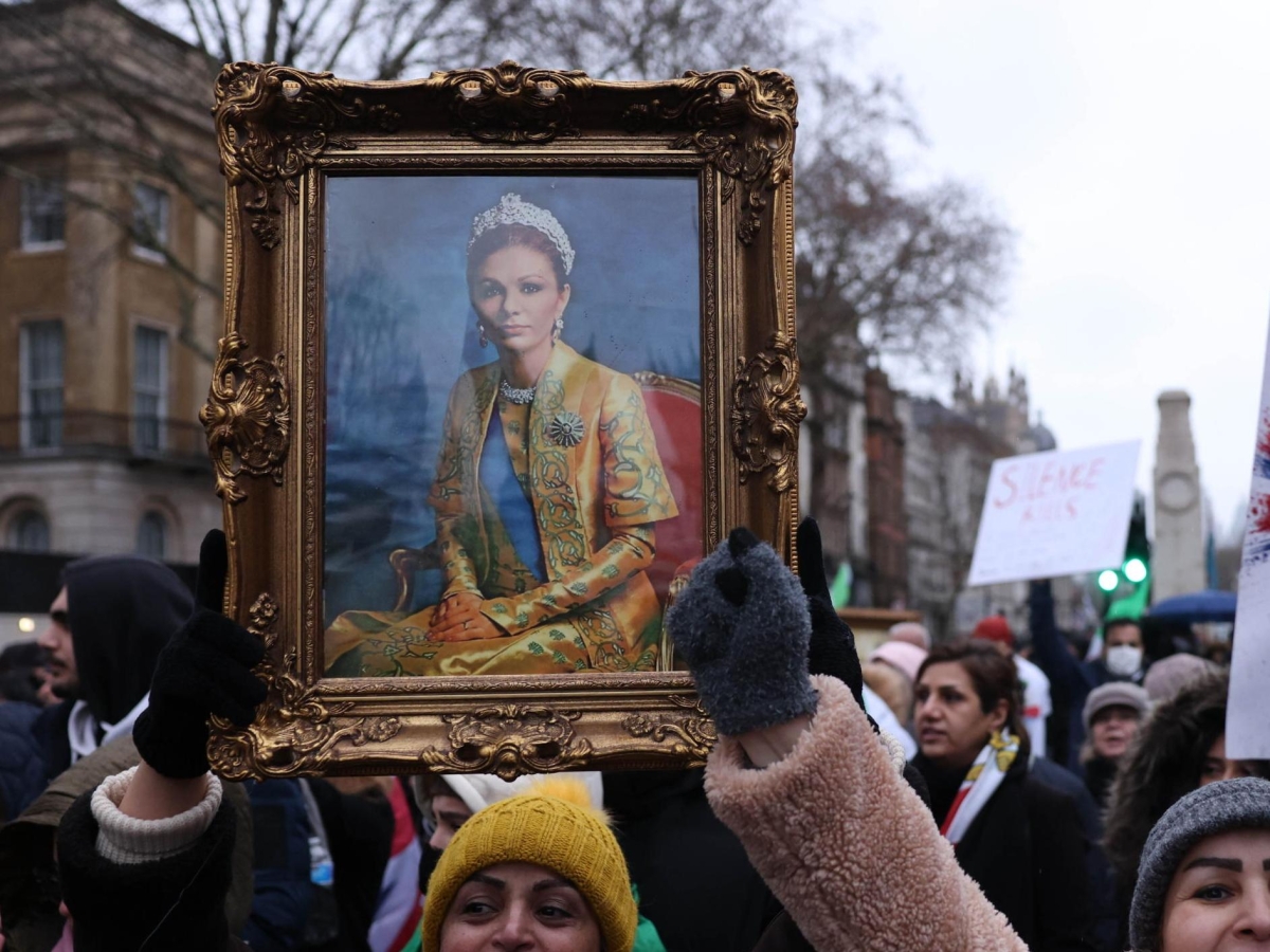 «Quel 16 gennaio 1979 quando con lo Shah lasciammo l'Iran». Chi è l'ex imperatrice Farah Diba, madre dell'erede al trono