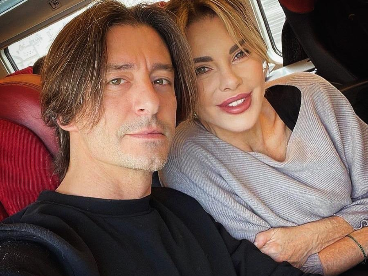 Francesco Oppini, figlio di Alba Parietti: «A scuola le facevano cori da stadio, ero bullizzato e l’ho colpevolizzata. Per lei sono stato fratello e fidanzato»